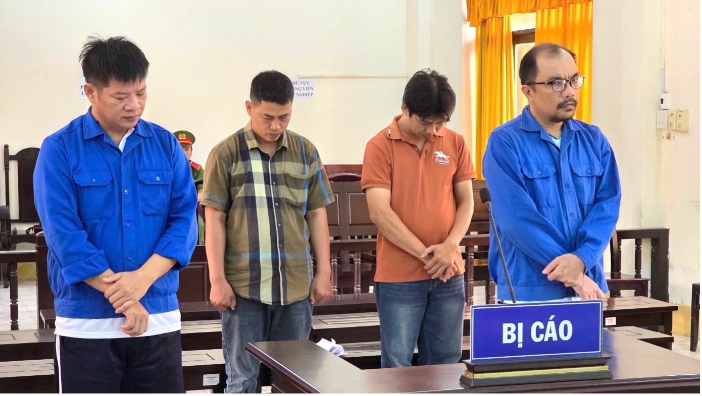 Các bị cáo tại phiên tòa. Ảnh: Văn Vũ.