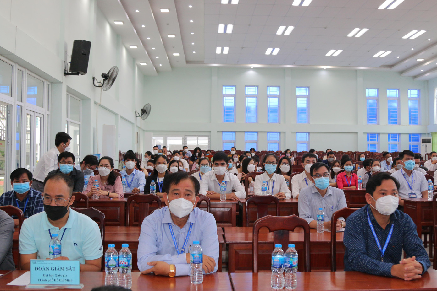 Gần 130 giám thị gác thi họp hội đồng trước khi kỳ thi bắt đầu. Gần 130 giám thị gác thi họp hội đồng trước khi kỳ thi bắt đầu.