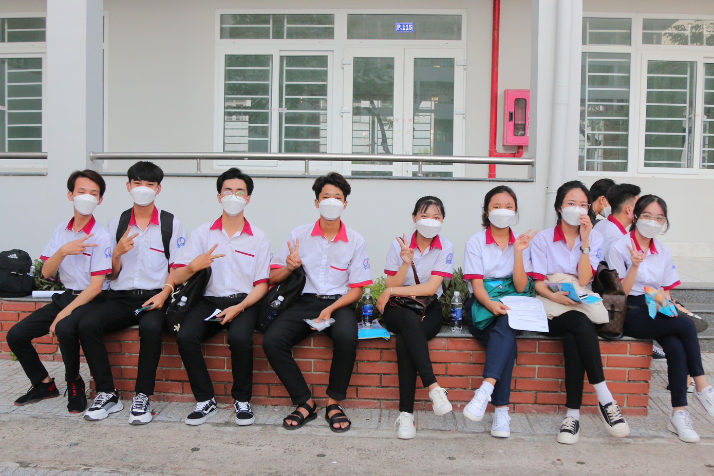 Thí sinh tự tin trước khi bước vào kỳ thi đánh giá năng lực ĐHQG TP.HCM tại điểm thi. Thí sinh tự tin trước khi bước vào kỳ thi đánh giá năng lực ĐHQG TP.HCM tại điểm thi.