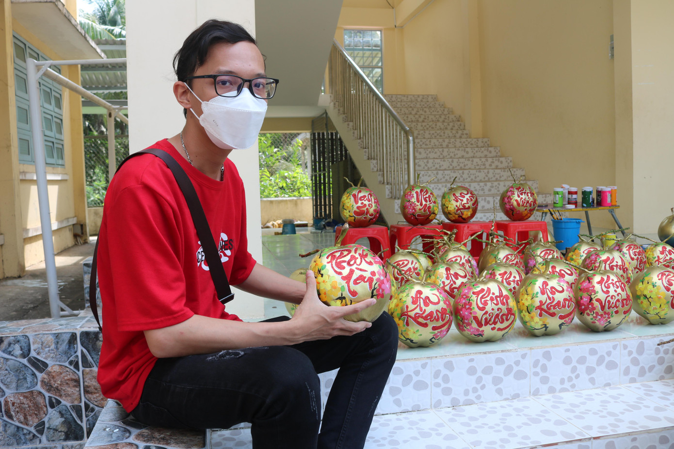 Một người dân ngụ tỉnh Trà Vinh vượt cả trăm cây số đến mua dừa thư pháp của chị Quyến.