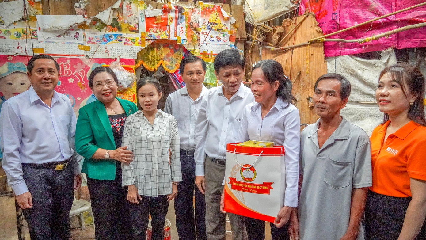 Lãnh đạo Tỉnh ủy, UBND, UB MTTQ Việt Nam tỉnh Sóc Trăng thăm hỏi, động viên hộ khó khăn về nhà ở trên địa bàn huyện Long Phú. Lãnh đạo Tỉnh ủy, UBND, UB MTTQ Việt Nam tỉnh Sóc Trăng thăm hỏi, động viên hộ khó khăn về nhà ở trên địa bàn huyện Long Phú.