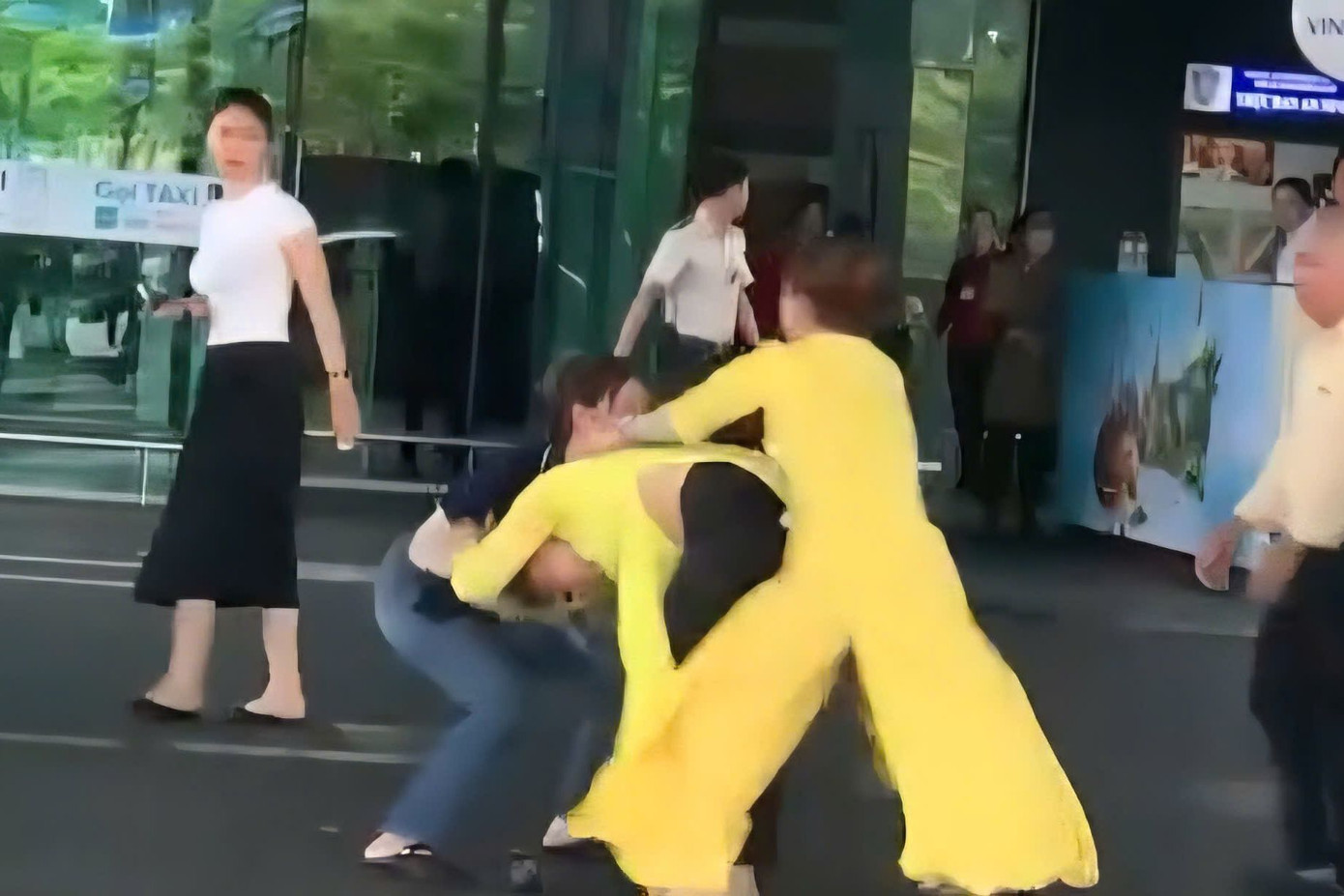 Hai nữ nhân viên đánh nhau tại sân bay Phú Quốc. Ảnh: Cắt từ clip.