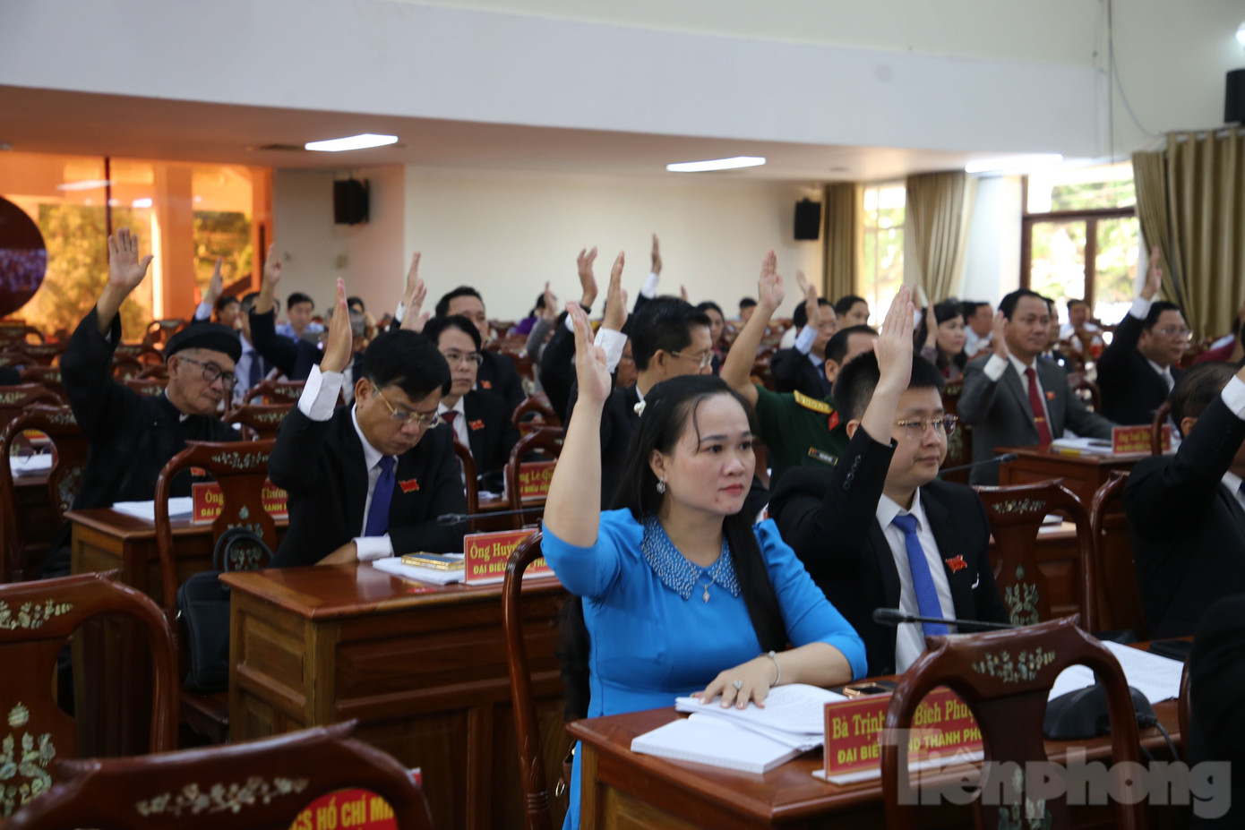 Đại biểu biểu quyết thông qua các nghị quyết tại kỳ họp. Ảnh: Nhật Huy.