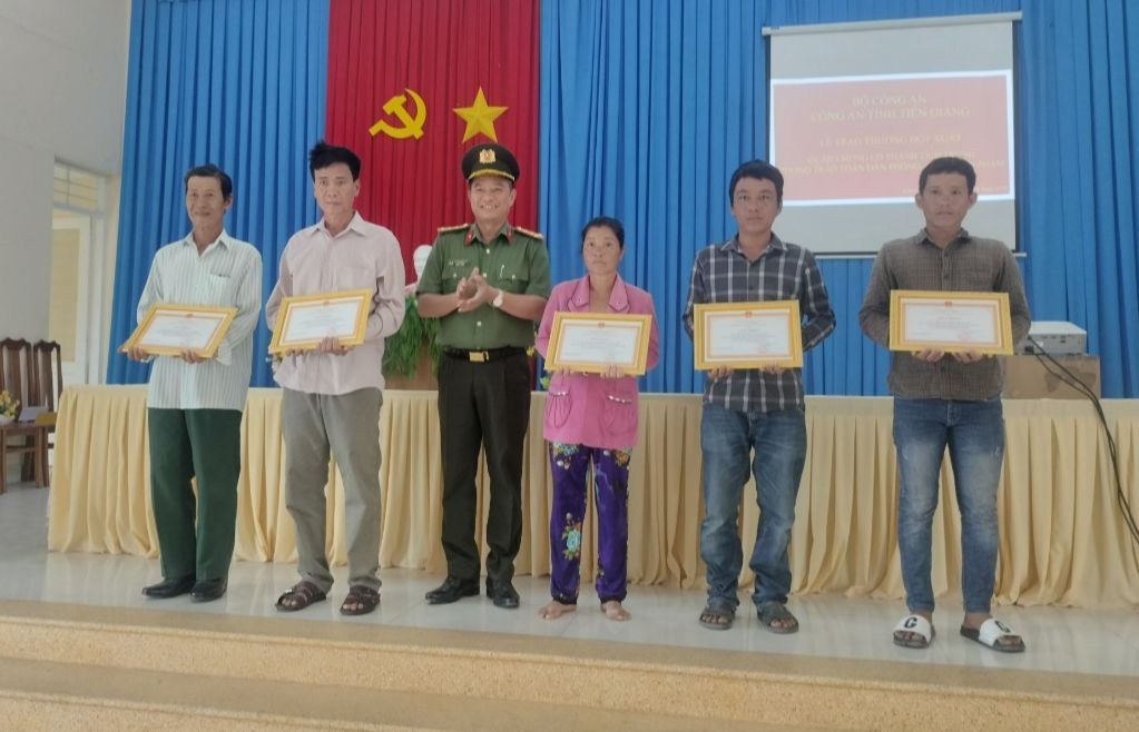 Đại tá Nguyễn Hồng Khắc, Phó Giám đốc Công an tỉnh Tiền Giang trao Giấy khen và tiền thưởng các cá nhân. Đại tá Nguyễn Hồng Khắc, Phó Giám đốc Công an tỉnh Tiền Giang trao Giấy khen và tiền thưởng các cá nhân.