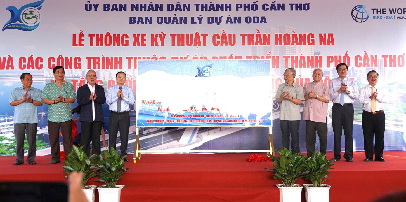 Lễ thông xe kỹ thuật cầu Trần Hoàng Na và các công trình thuộc dự án Phát triển TP. Cần Thơ và tăng cường khả năng thích ứng đô thị (Dự án 3). Lễ thông xe kỹ thuật cầu Trần Hoàng Na và các công trình thuộc dự án Phát triển TP. Cần Thơ và tăng cường khả năng thích ứng đô thị (Dự án 3).