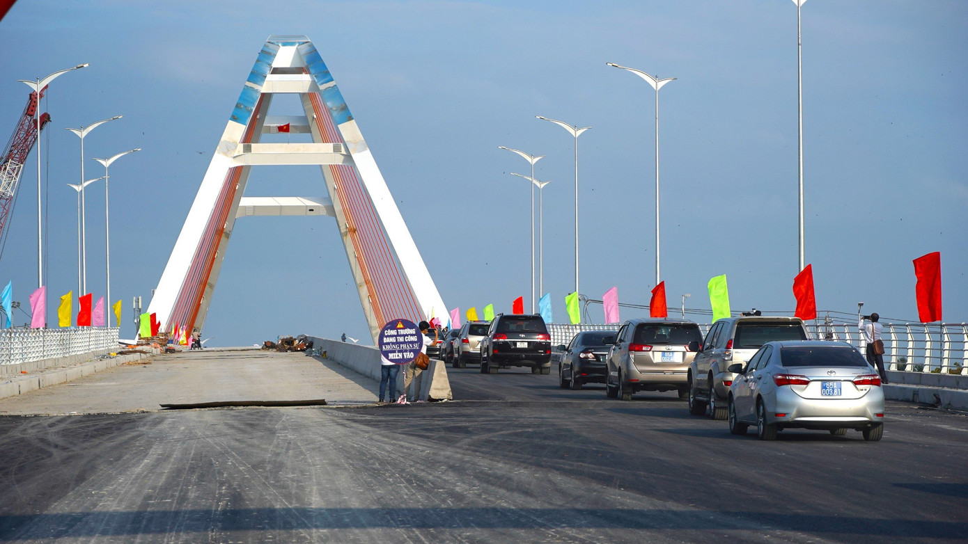 Cầu Trần Hoàng Na đưa vào sử dụng sẽ góp phần giảm tải lưu lượng xe đi qua các tuyến đường chính của TP. Cần Thơ, góp phần giảm ách tắc giao thông vào các giờ cao điểm. Cầu Trần Hoàng Na đưa vào sử dụng sẽ góp phần giảm tải lưu lượng xe đi qua các tuyến đường chính của TP. Cần Thơ, góp phần giảm ách tắc giao thông vào các giờ cao điểm.