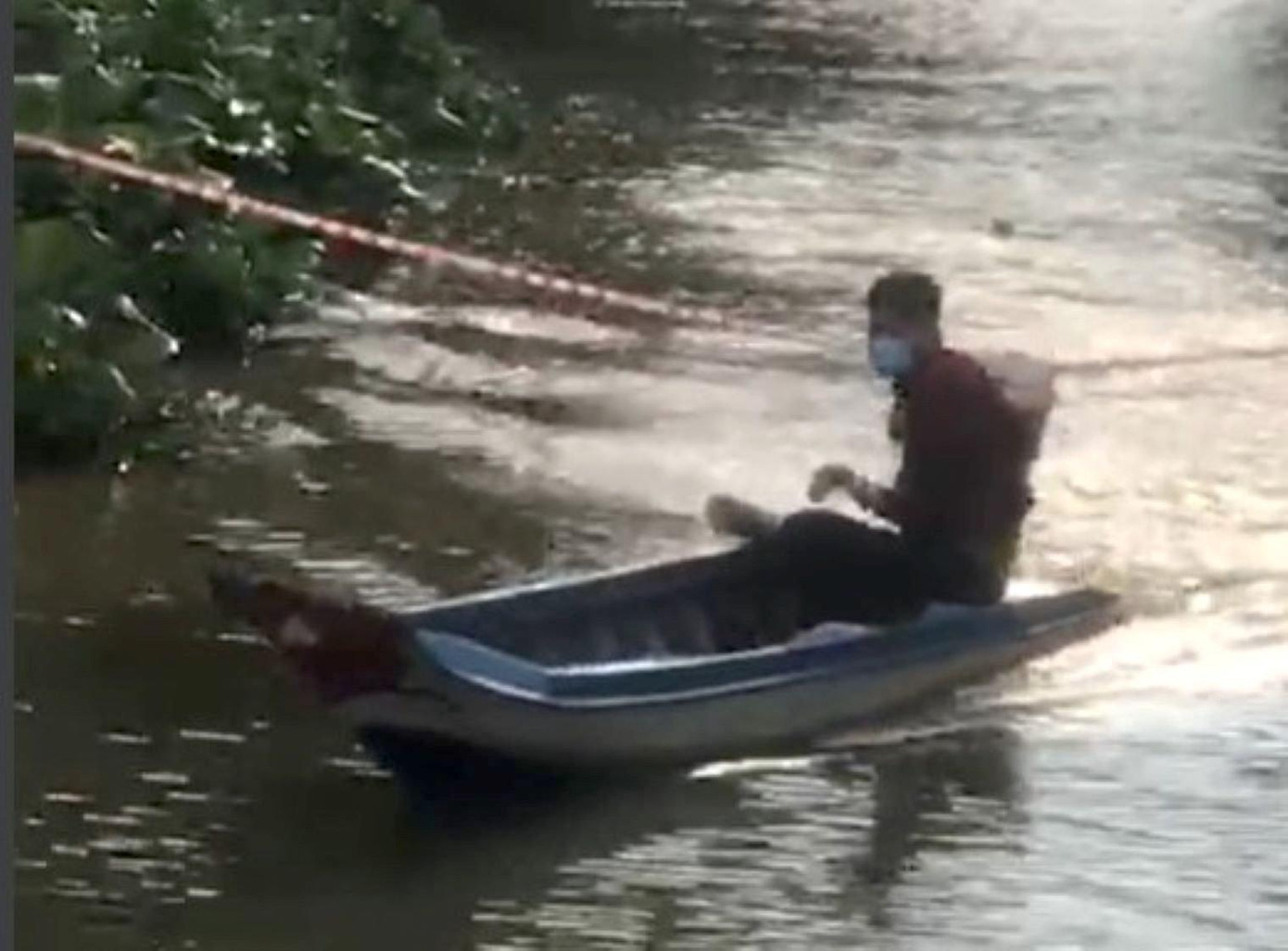 Nhựt lái vỏ lãi vượt qua dây phong toả. Ảnh cắt từ clip.