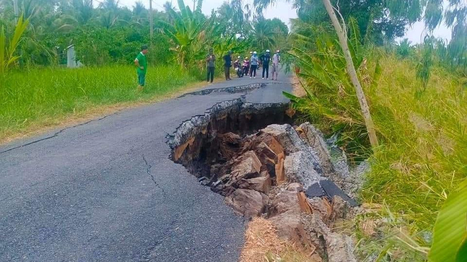 Sạt lở đường giao thông trên địa bàn xã An Minh Bắc, huyện U Minh Thượng, tỉnh Kiên Giang. Sạt lở đường giao thông trên địa bàn xã An Minh Bắc, huyện U Minh Thượng, tỉnh Kiên Giang.