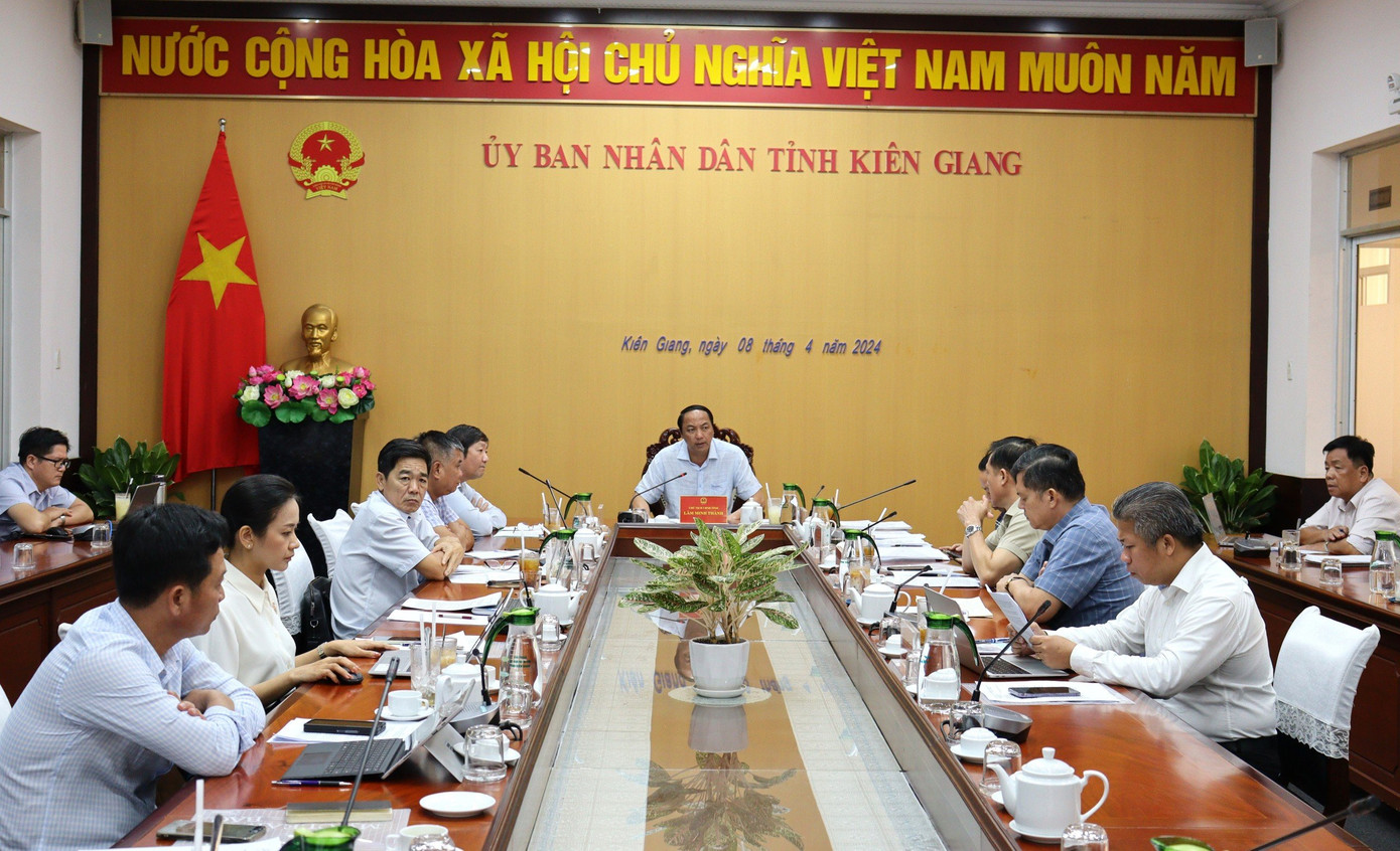 Chủ tịch UBND tỉnh Kiên Giang - Lâm Minh Thành chủ trì cuộc họp nghe các sở, ngành có liên quan báo cáo tình hình sạt lở do hạn hán gây ra. Chủ tịch UBND tỉnh Kiên Giang - Lâm Minh Thành chủ trì cuộc họp nghe các sở, ngành có liên quan báo cáo tình hình sạt lở do hạn hán gây ra.