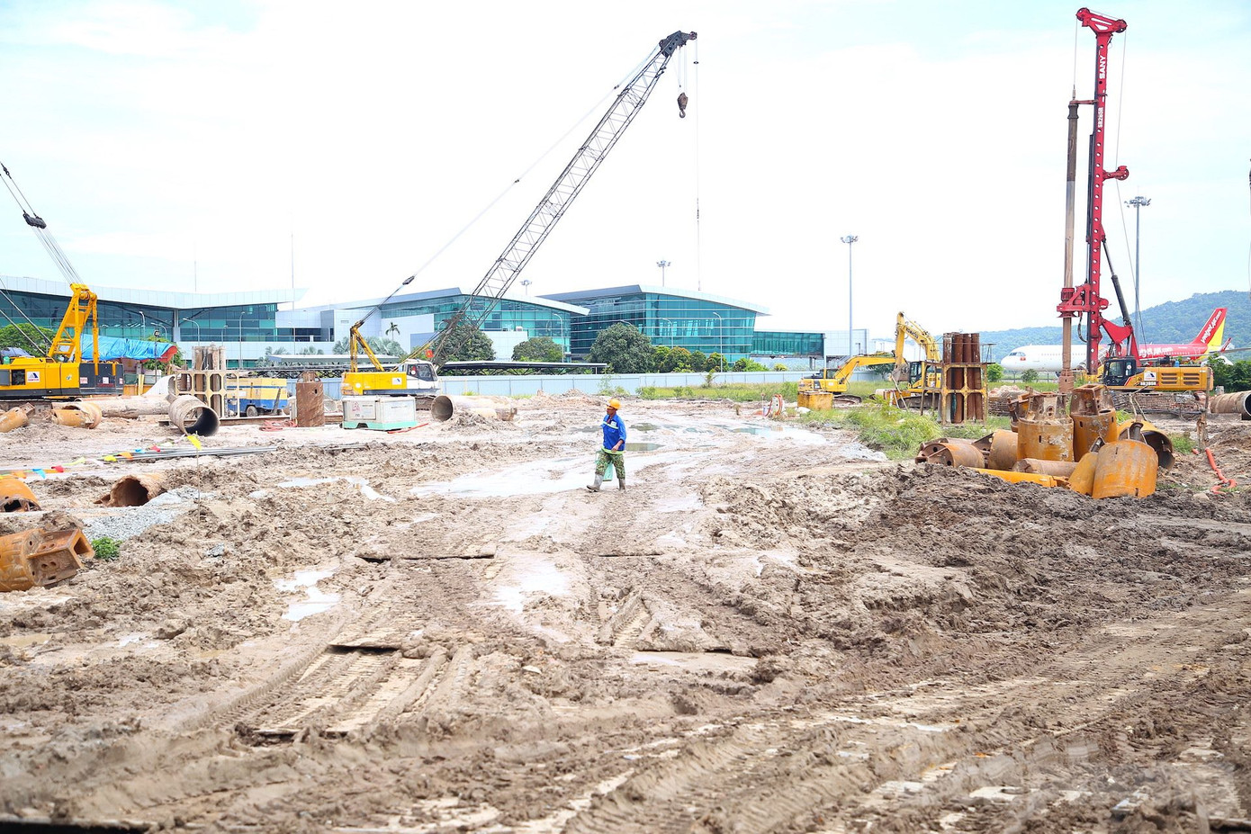 Về giải phóng mặt bằng sân bay Phú Quốc, đến ngày 26/6/2025, địa phương đã tạm bàn giao 166ha trên tổng 348ha để thực hiện dự án (phần đất này thuộc khu vực 849ha của Cảng vụ Hàng không miền Nam quản lý).