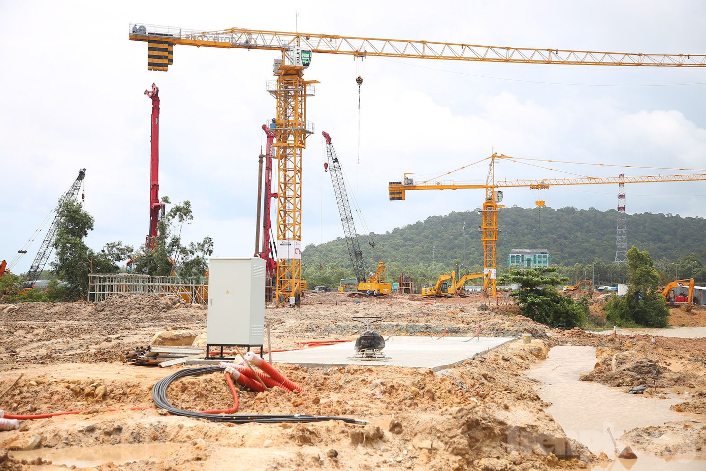 Hiện, tiến độ thi công các hạng mục chính của dự án nâng cấp sân bay gồm: Nhà ga T2 hoàn thành 10% cọc, nhà ga VIP đạt 30% cọc và san nền đạt 60%. Hạ tầng khu dịch vụ mặt đất, hàng rào, cửa ngõ, đường công vụ đạt 45%, công tác dọn mặt bằng đạt khoảng 35%. Hiện, tiến độ thi công các hạng mục chính của dự án nâng cấp sân bay gồm: Nhà ga T2 hoàn thành 10% cọc, nhà ga VIP đạt 30% cọc và san nền đạt 60%. Hạ tầng khu dịch vụ mặt đất, hàng rào, cửa ngõ, đường công vụ đạt 45%, công tác dọn mặt bằng đạt khoảng 35%.