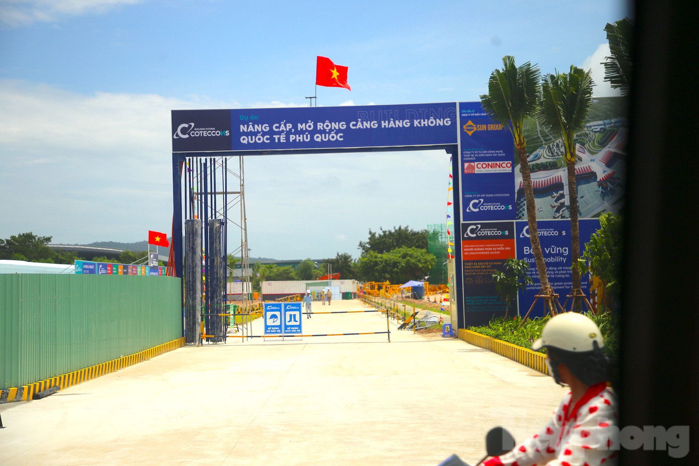 Dự án đầu tư nâng cấp, mở rộng sân bay Phú Quốc có tổng diện tích 1.050ha, nâng công suất khai thác lên 20 triệu hành khách mỗi năm, gấp 4,5 lần hiện nay, đạt tiêu chuẩn cấp 4E, với tổng vốn đầu tư 22.000 tỷ đồng. Dự án sẽ kéo dài đường băng hiện hữu lên 3,5km, xây thêm đường băng thứ hai dài 3,3km, xây mới nhà ga T2, nhà ga VIP và mở rộng sân đỗ máy bay lên 70-80 vị trí đỗ. Thời gian hoàn thành dự kiến vào tháng 12/2026.