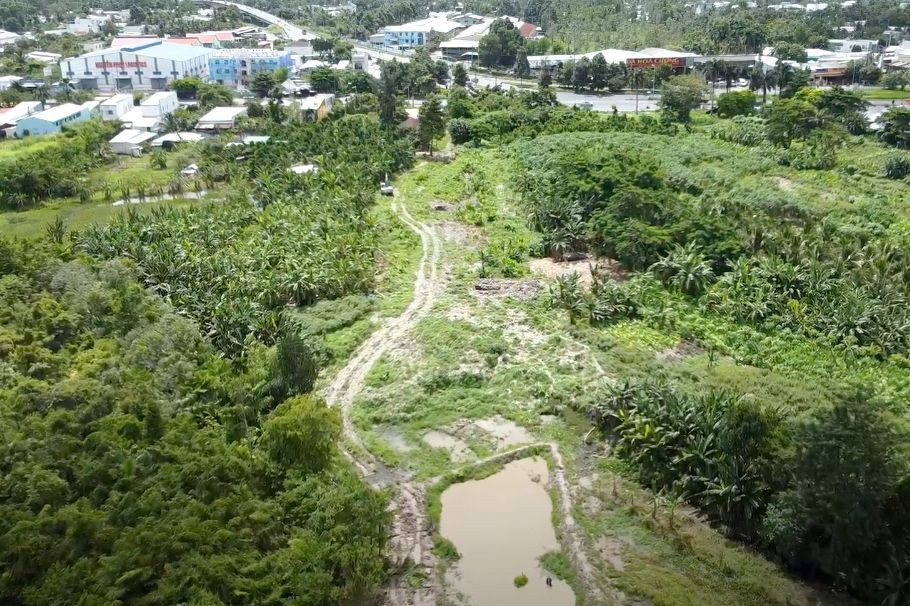 Để cao tốc có thể băng ngang, một phần của bãi rác phải được di dời, xử lý, nhà thầu mới có thể thi công.