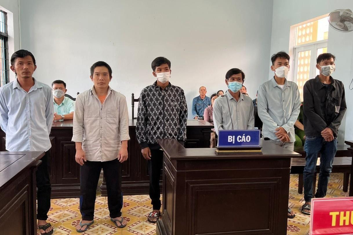 6 bị cáo nghe toà tuyên án. Ảnh: H.T.