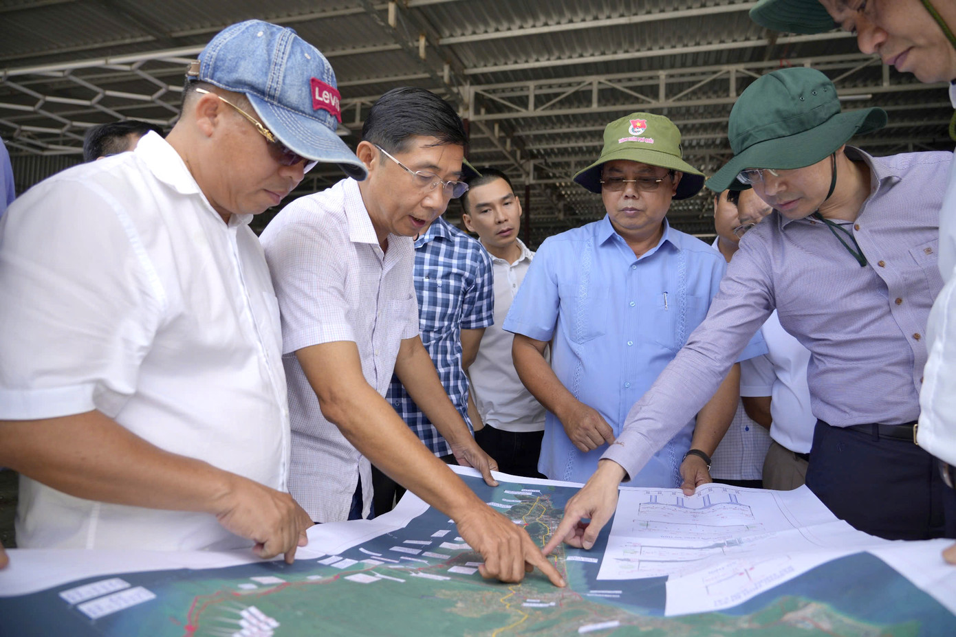 Bí thư Tỉnh ủy Kiên Giang Nguyễn Tiến Hải (thứ 2 từ trái qua) trong chuyến khảo sát tại sân bay Phú Quốc. Bí thư Tỉnh ủy Kiên Giang Nguyễn Tiến Hải (thứ 2 từ trái qua) trong chuyến khảo sát tại sân bay Phú Quốc.