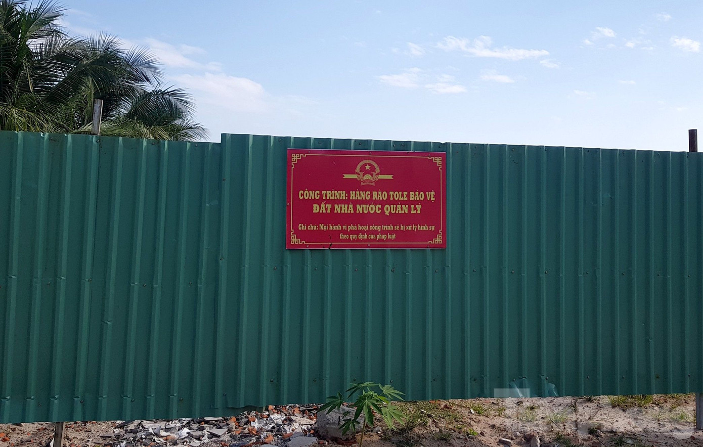 Ngày 11/11/2022, Công an tỉnh Kiên Giang đã ra quyết định khởi tố vụ án, khởi tố bị can và bắt tạm giam 3 đối tượng liên quan đến 79 căn biệt thự xây dựng trái phép trên đất nhà nước quản lý tại TP. Phú Quốc. Theo đó, hành vi của 3 bị can này được xác định là lừa đảo bán đất do nhà nước quản lý liên quan đến khu đất xây dựng các căn biệt thự nói trên ở khu vực Bãi Trường, ấp Đường Bào, xã Dương Tơ. Ảnh: Nhật Huy. Ngày 11/11/2022, Công an tỉnh Kiên Giang đã ra quyết định khởi tố vụ án, khởi tố bị can và bắt tạm giam 3 đối tượng liên quan đến 79 căn biệt thự xây dựng trái phép trên đất nhà nước quản lý tại TP. Phú Quốc. Theo đó, hành vi của 3 bị can này được xác định là lừa đảo bán đất do nhà nước quản lý liên quan đến khu đất xây dựng các căn biệt thự nói trên ở khu vực Bãi Trường, ấp Đường Bào, xã Dương Tơ. Ảnh: Nhật Huy.