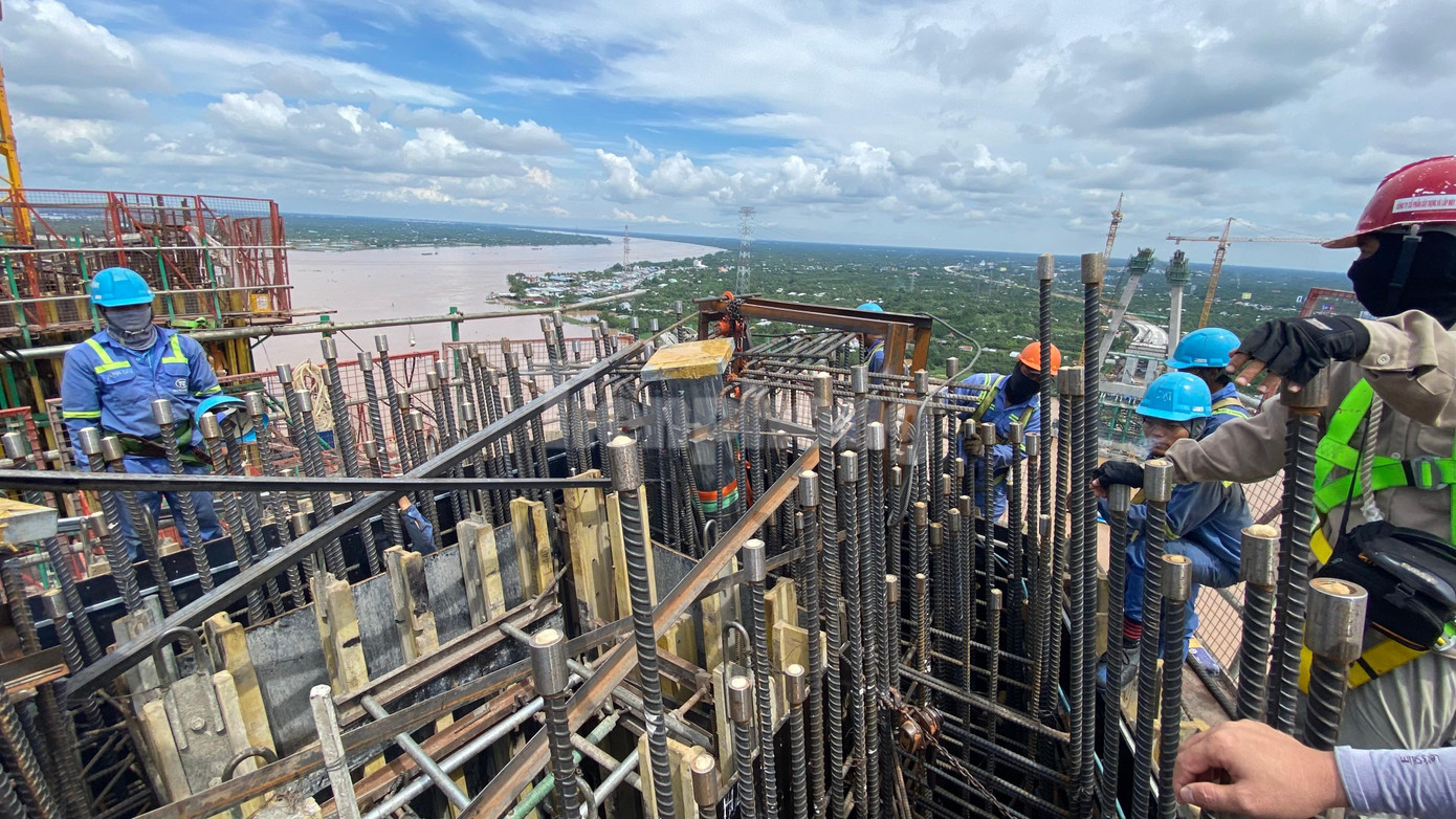 Các công nhân đang thi công thân trụ T16 ở độ cao khoảng 100m