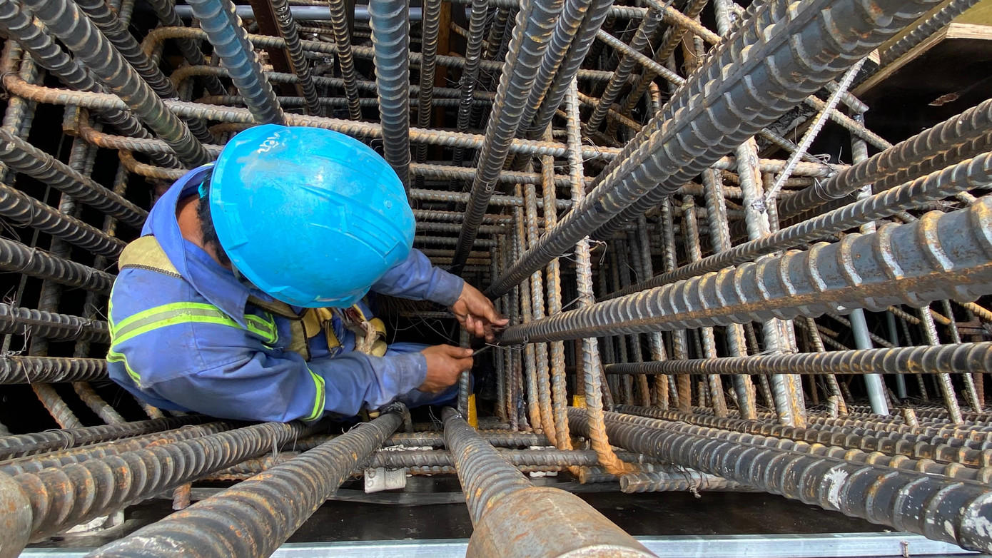 Công nhân làm việc xuyên lễ 2/9 để đảm bảo công trình hoàn thành sớm nhất. Theo Ban Quản lý Dự án 7 (chủ đầu tư) cho biết, cầu Mỹ Thuận 2 đạt gần 60% tiến độ (vượt so với kế hoạch 3,54%), dự kiến hoàn thành cuối năm 2023.