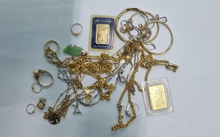 Số vàng và bạch kim do Tâm lấy trộm, được Công an thu hồi. Số vàng và bạch kim do Tâm lấy trộm, được Công an thu hồi.