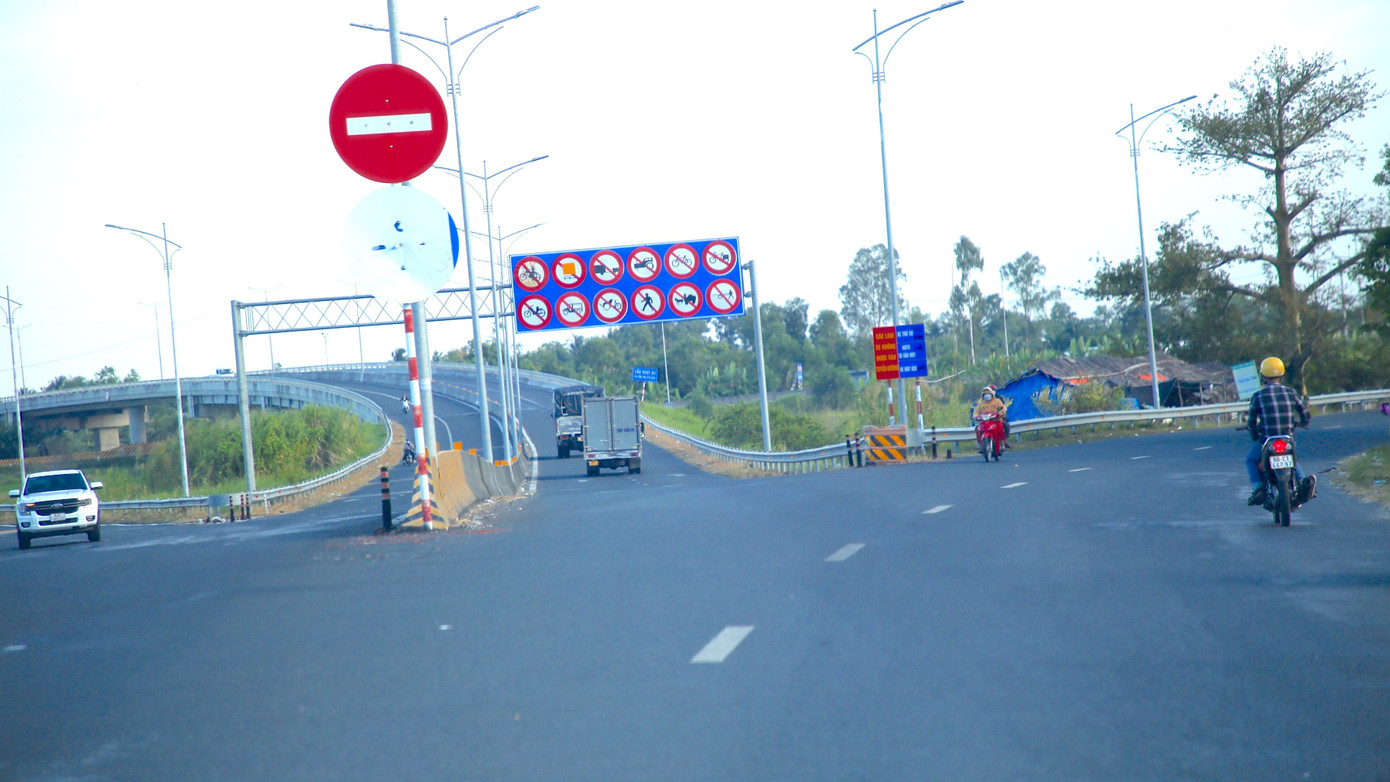 Tuyến Lộ Tẻ - Rạch Sỏi giai đoạn 1 có tổng chiều dài 51km, do Bộ GTVT làm chủ đầu tư, tổng mức đầu tư hơn 6.300 tỷ đồng. Điểm đầu từ nút giao cầu Vàm Cống và tuyến tránh Quốc lộ 91 (thuộc huyện Vĩnh Thạnh, TP. Cần Thơ), điểm cuối tại tuyến tránh TP. Rạch Giá (Kiên Giang).