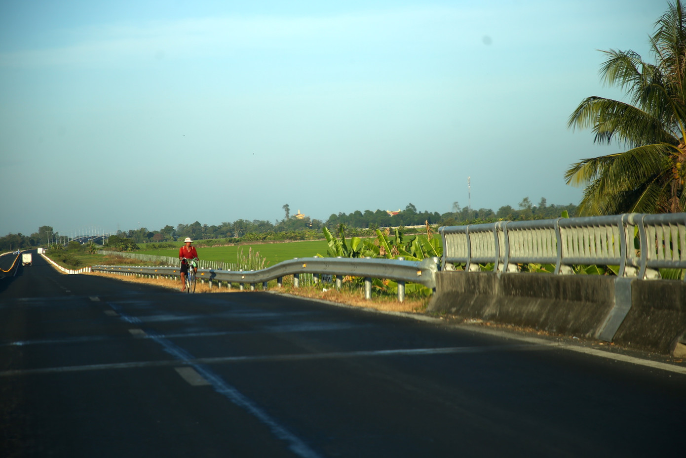 Bất chấp biển cấm, người dân điều khiển xe đạp, xe máy lưu thông vào tuyến Lộ Tẻ - Rạch Sỏi.