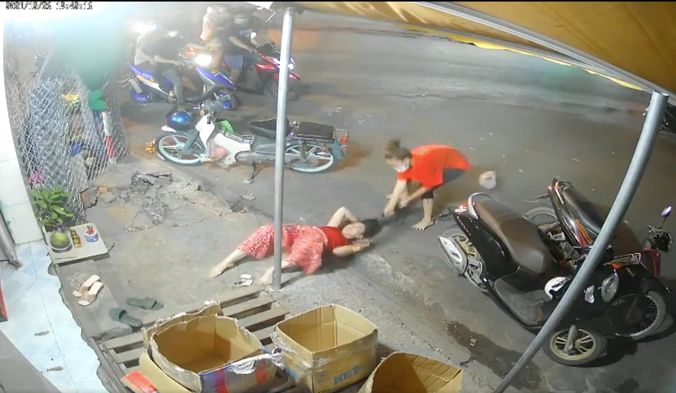 Toàn bộ vụ việc được camera an ninh ghi lại. Ảnh cắt từ video clip. Toàn bộ vụ việc được camera an ninh ghi lại. Ảnh cắt từ video clip.