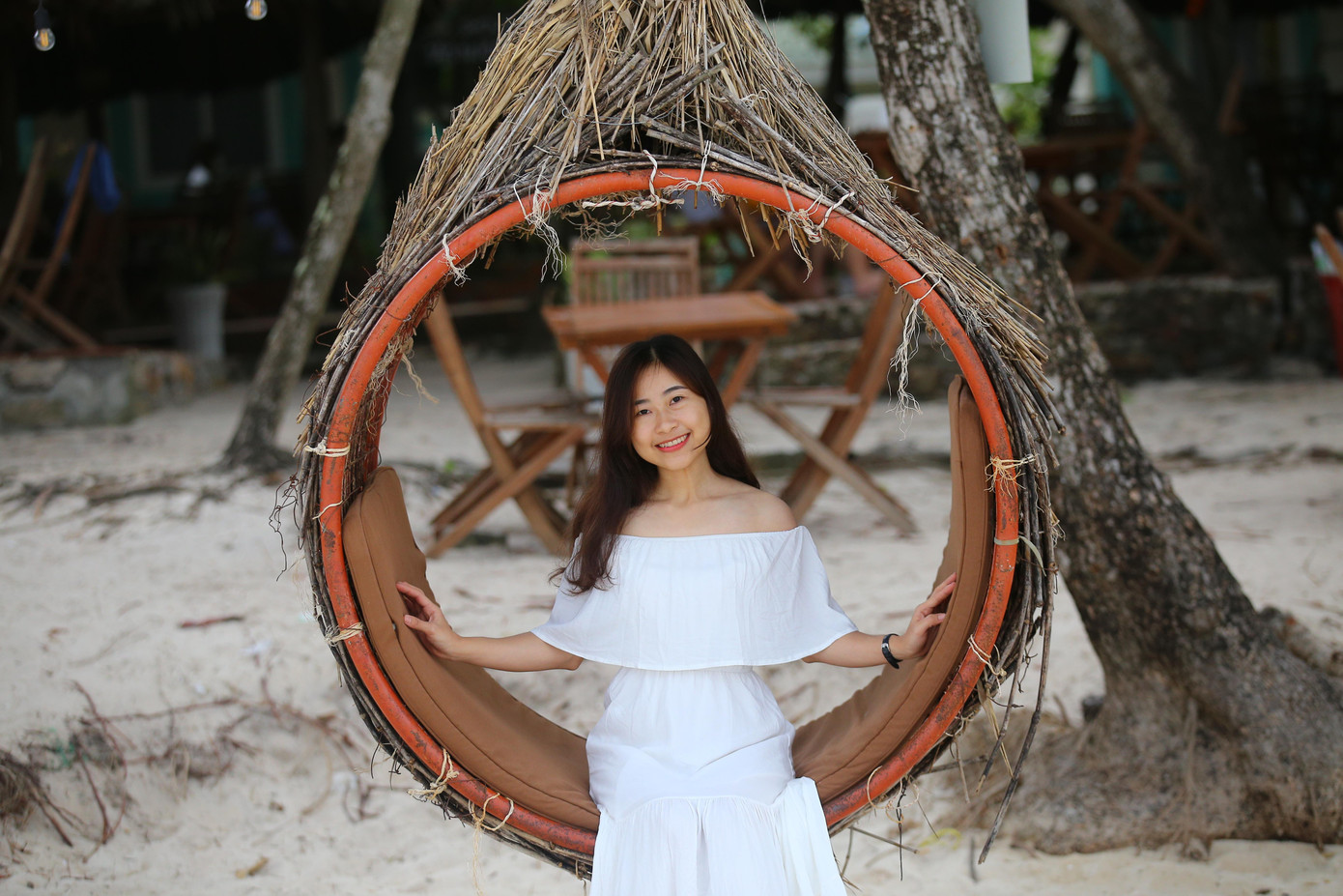 Nhiều bạn trẻ chụp ảnh lưu niệm tại Bãi Sao, một trong những bãi biển đẹp nhất ở Phú Quốc.