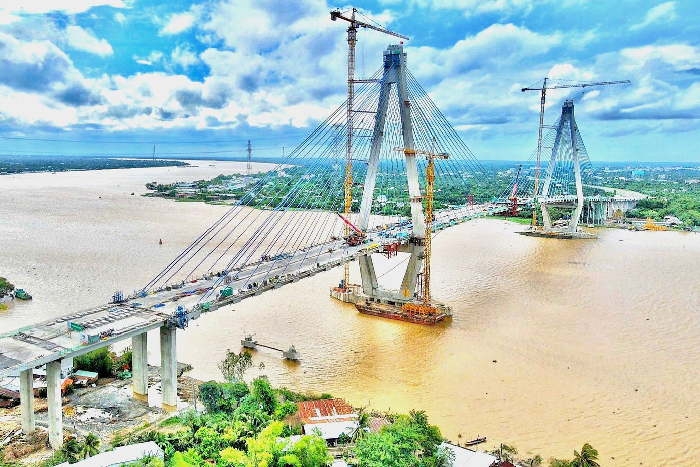 Cầu Mỹ Thuận 2 chạy song song và cách 350m so với cầu Mỹ Thuận hiện hữu (tuyến quốc lộ 1) về phía thượng lưu sông Tiền. Sau khi hoàn thành sẽ thông tuyến cao tốc từ TPHCM đi Cần Thơ, rút ngắn thời gian cho các phương tiện lưu thông.