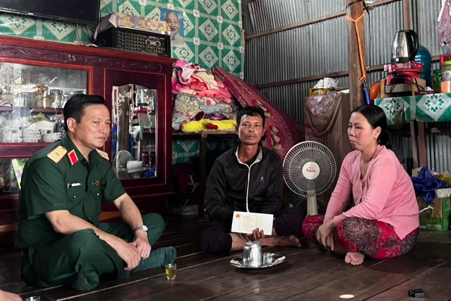 Trước hoàn cảnh khó khăn của gia đình cháu bé, Thiếu tướng Nguyễn Minh Triều - Phó Tư lệnh Quân khu 9 cho biết sẽ hỗ trợ gia đình nạn nhân 1 căn nhà; đồng thời đề xuất với địa phương tạo điều kiện cho gia đình sớm có việc làm ổn định.