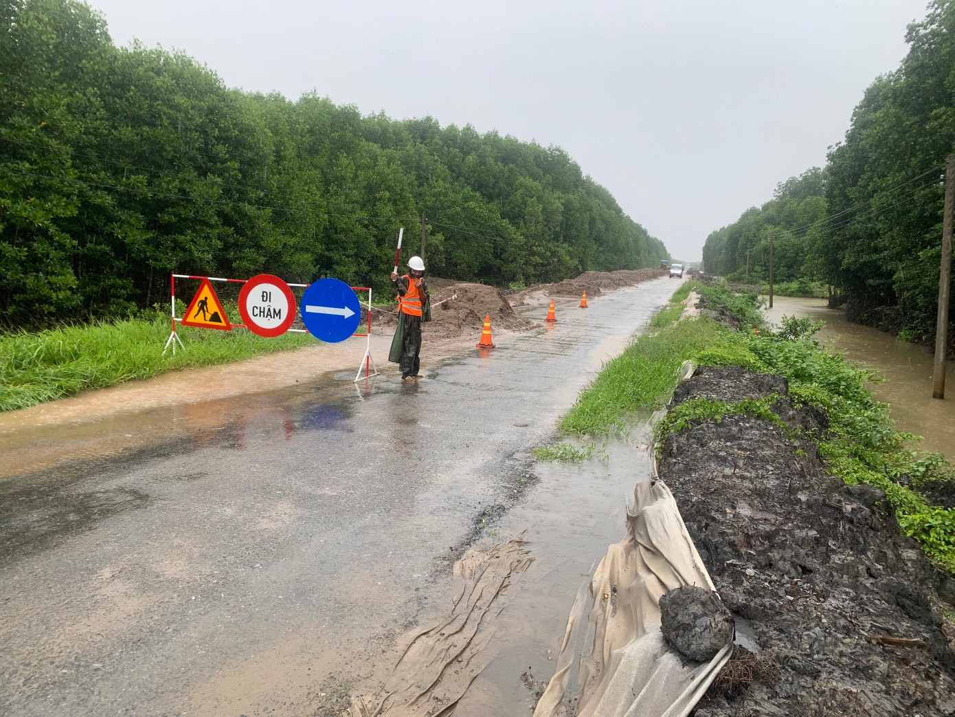 Tổng Cục Đường bộ Việt Nam yêu cầu chủ đầu tư Cục Quản lý đường bộ IV nghiêm khắc khắc phục các yêu cầu về đảm bảo ATGT, an toàn phải được đặt lên hàng đầu bên cạnh đảm bảo tiến độ và chất lượng.