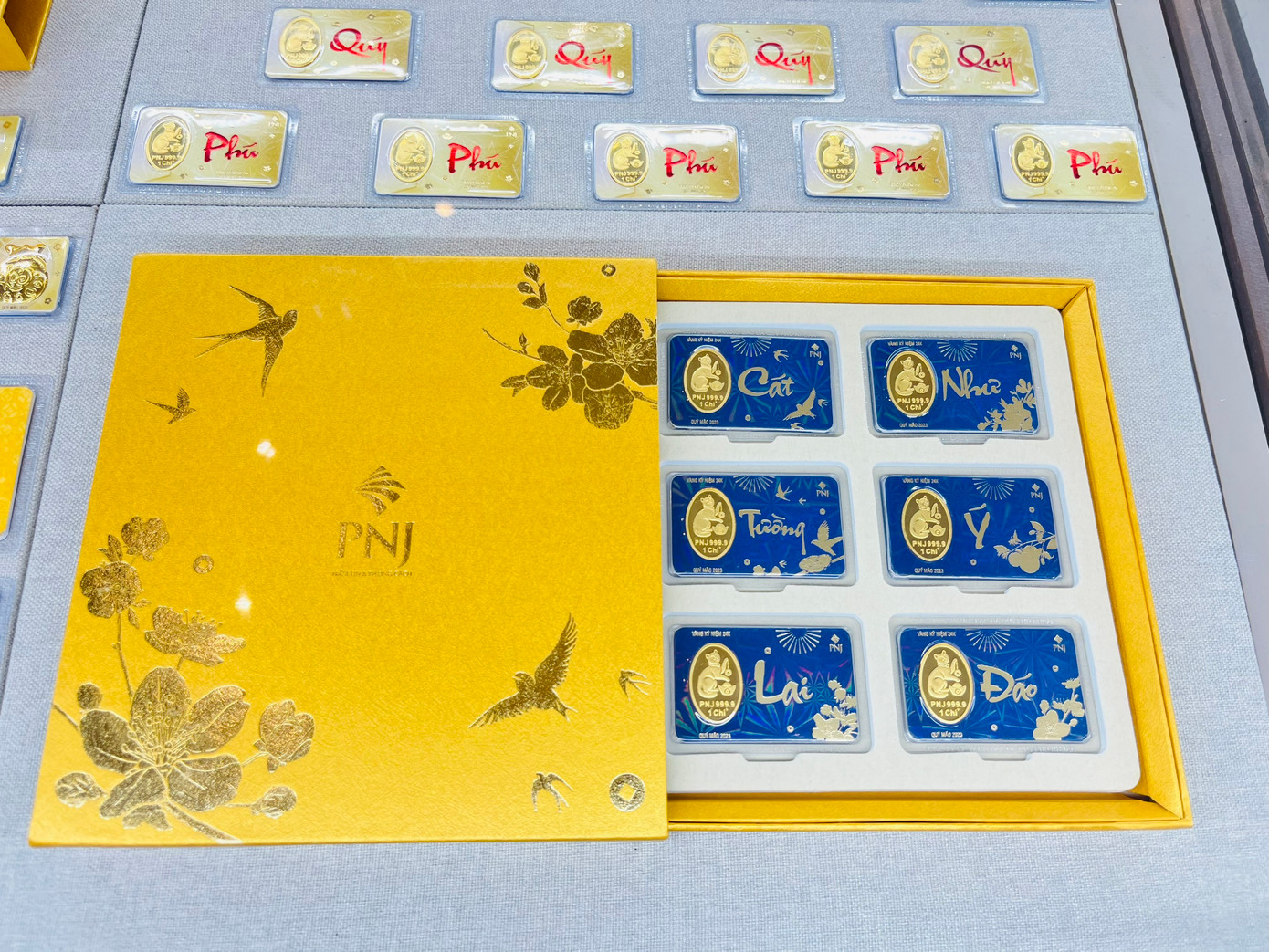 Set vàng tài lộc hình mèo hút khách ngày vía Thần tài. Set vàng tài lộc hình mèo hút khách ngày vía Thần tài.