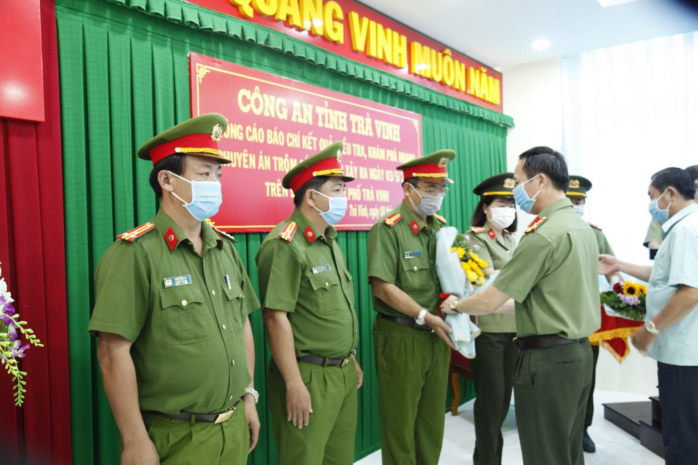 Giám đốc công an tỉnh Trà Vinh thưởng nóng cho Phòng Cảnh sát hình sự, Phòng kỹ thuật hình sự và công an TP. Trà Vinh, tổng số tiền 50 triệu đồng. Giám đốc công an tỉnh Trà Vinh thưởng nóng cho Phòng Cảnh sát hình sự, Phòng kỹ thuật hình sự và công an TP. Trà Vinh, tổng số tiền 50 triệu đồng.