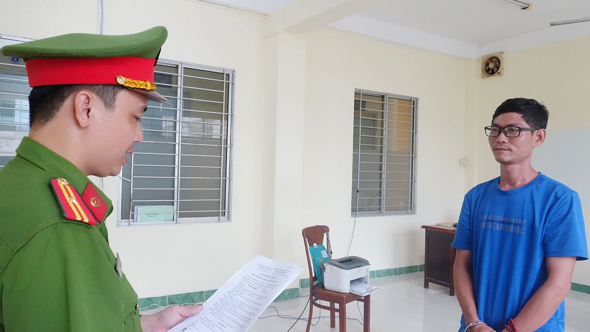 Cơ quan Công an thi hành lệnh bắt Ngô Hoàng Thăng. Ảnh: Tiến Tầm.