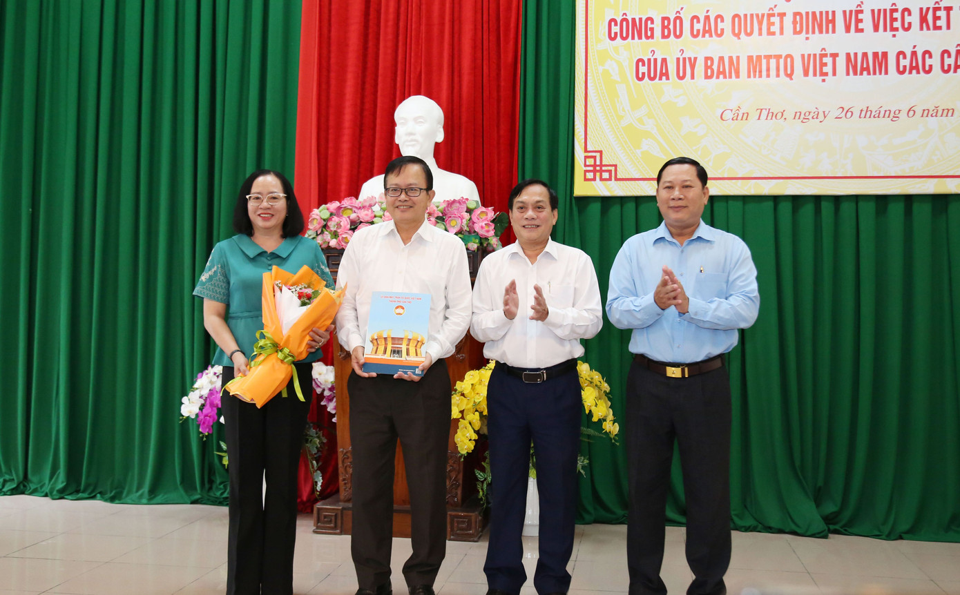 Phó Chủ tịch UBND TP. Cần Thơ Nguyễn Ngọc Hè trao quyết định của Ban Thường trực Ủy ban Trung ương MTTQ Việt Nam về việc kết thúc hoạt động của Ủy ban MTTQ TP. Cần Thơ.