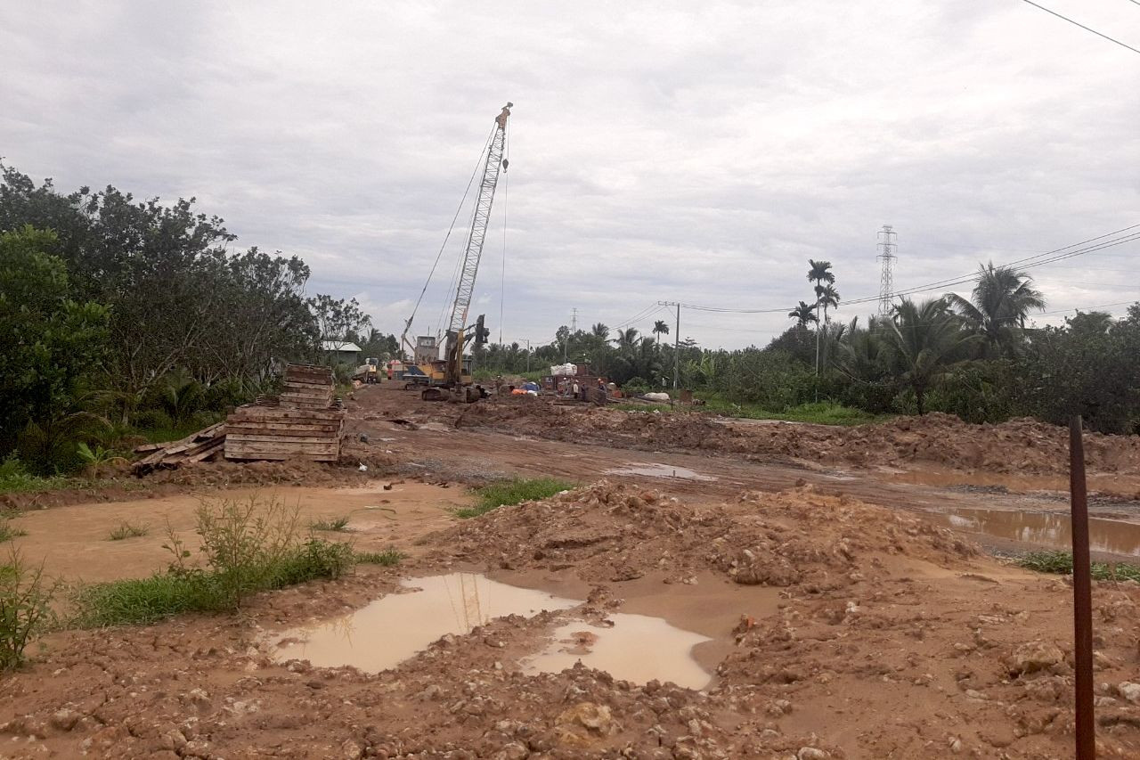 Thiếu cát san lấp mặt bằng do không có đường vận chuyển vật tư xây dựng.