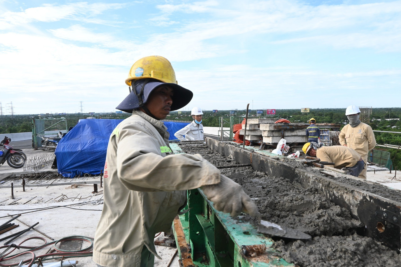 Dự án có chiều dài khoảng 6,61km, trong đó phần cầu chính (cầu Mỹ Thuận 2) dài hơn 1,9km, đầu tư hoàn chỉnh với 6 làn xe, vận tốc thiết kế 80km/h; đường dẫn và cầu trên tuyến dài hơn 4,7km.