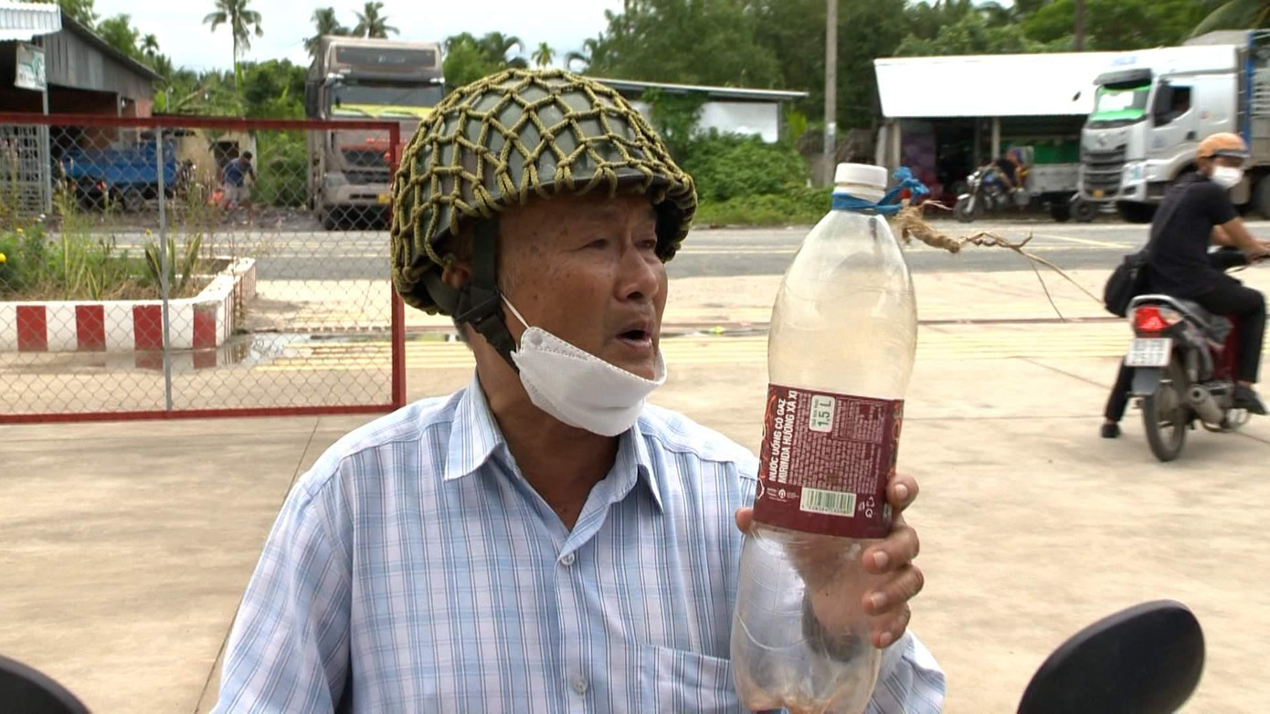 Ông Bùi Văn Thanh – ngụ xã Song Phụng, Long Phú nói: “Để mua được 1 lít xăng chạy máy phun thuốc trừ sâu, tôi phải chạy đi hơn 5km mới mua được. Người dân chúng tôi sản xuất nông nghiệp mà không có xăng thì làm sao mà hoạt động được. Tới đây người dân thu hoạch lúa, nếu như tình trạng này tiếp diễn thì mệt mỏi lắm”.