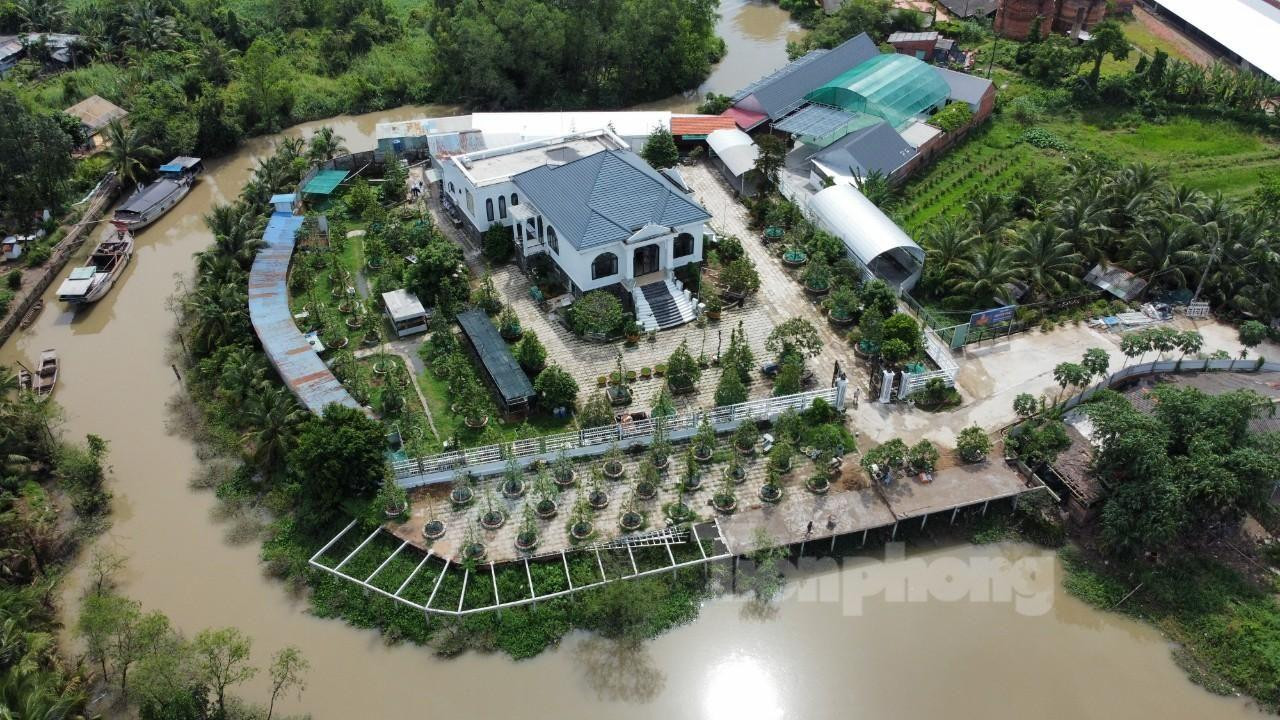 Ngành chức năng huyện Mang Thít đang phối hợp với cơ quan chuyên môn, chính quyền địa phương kiểm tra hai công trình nhà ở và nhà hàng Nguyên Phát