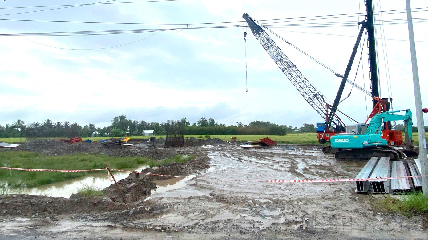 Dự án đường Hồ Chí Minh đoạn qua miền Tây đang thiếu cát. Ảnh: Nhật Huy. Dự án đường Hồ Chí Minh đoạn qua miền Tây đang thiếu cát. Ảnh: Nhật Huy.