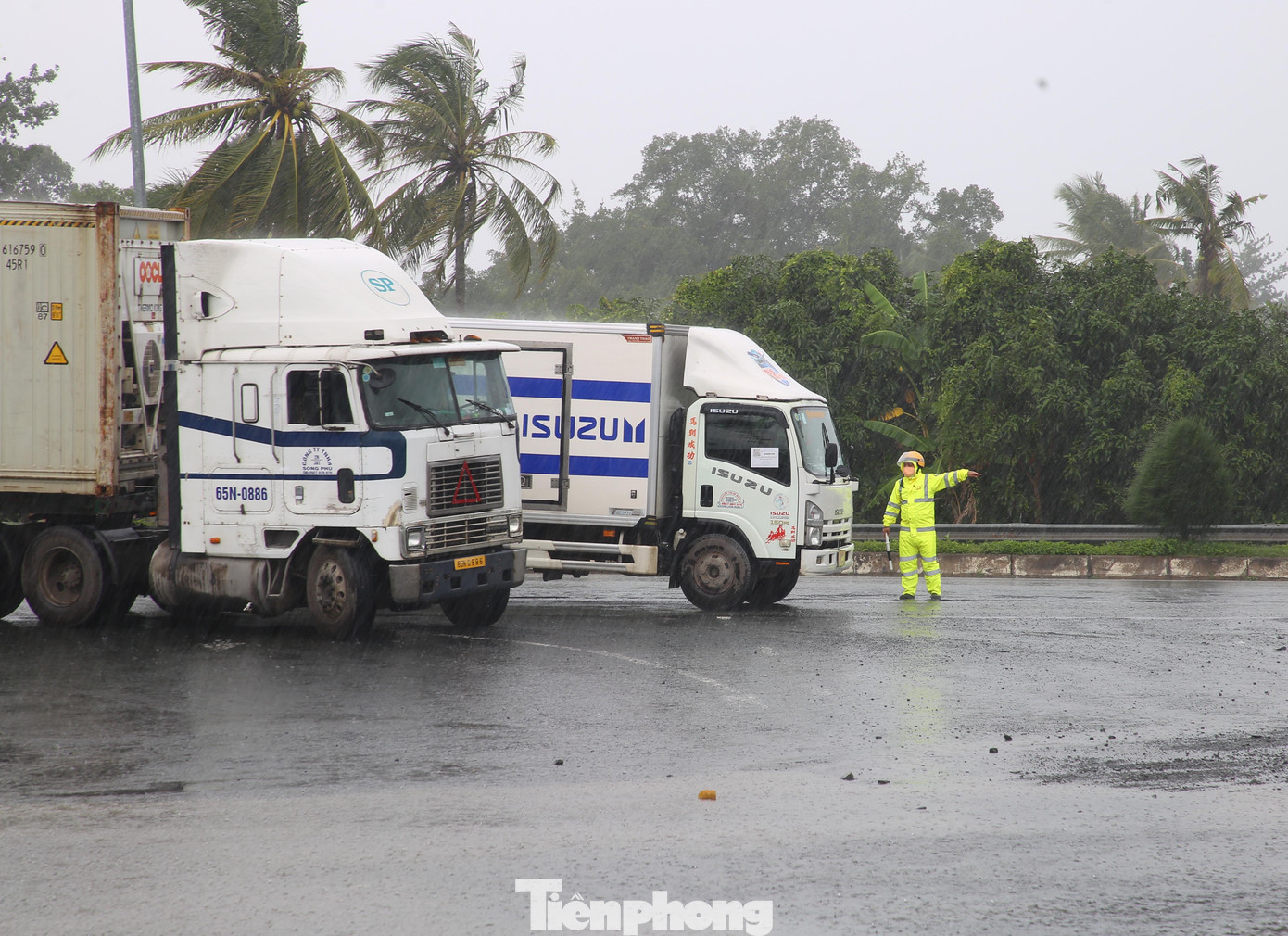 Mưa lớn kéo dài khiến lực lượng cảnh sát giao thông làm nhiệm vụ điều tiết gặp nhiều vất vả.