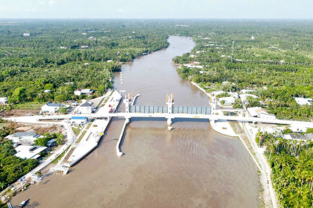 Công trình cống âu Rạch Mọp với mức đầu tư hơn 500 tỷ đồng hoàn thành. Công trình cống âu Rạch Mọp với mức đầu tư hơn 500 tỷ đồng hoàn thành.