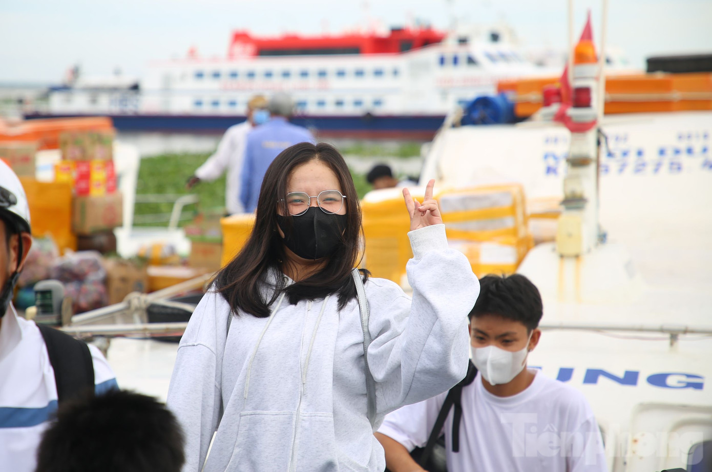 Hơn 1 giờ di chuyển, các em học sinh Trường THCS- THPT Kiên Hải vào đến TP. Rạch Giá.