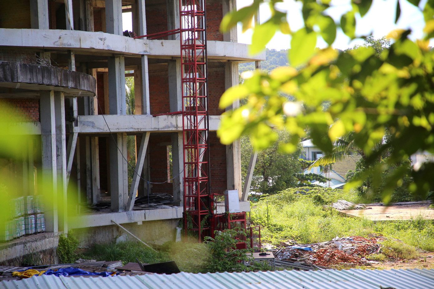 Chủ đầu tư tòa nhà 12 tầng này đến nay chưa ra mặt, bỏ trống và dừng xây dựng. Chủ đầu tư tòa nhà 12 tầng này đến nay chưa ra mặt, bỏ trống và dừng xây dựng.