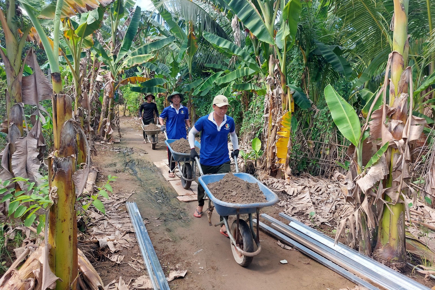 Học viên Trường Đại học An ninh nhân dân tham gia hỗ trợ xây nhà cho người dân ở xã Đại Tâm.