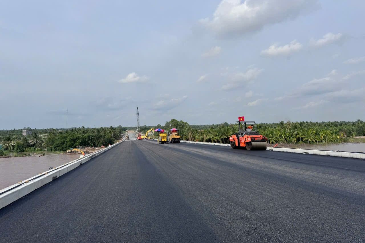 Mặt cầu Đại Ngãi 2 đang thảm nhựa.