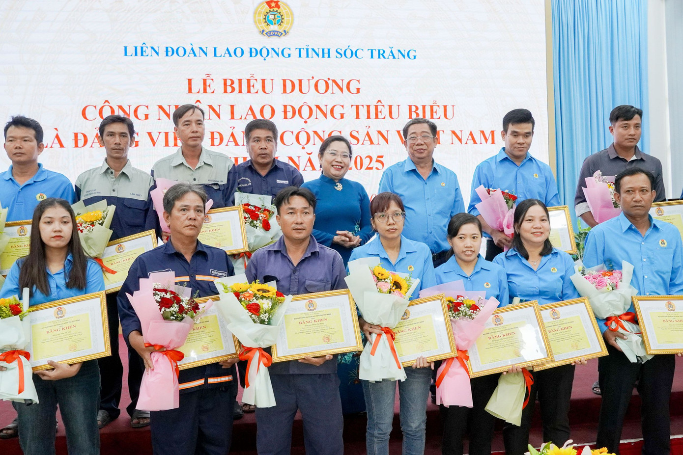 Lãnh đạo Tỉnh ủy và LĐLĐ tỉnh Sóc Trăng tặng bằng khen, chúc mừng công nhân là đảng viên tiêu biểu.