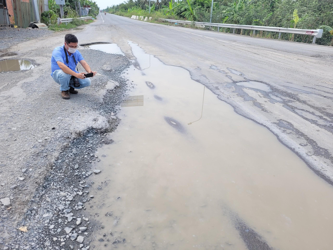 “Gần 5 năm dừng thu phí hiện doanh nghiệp đang gặp rất nhiều khó khăn. Đơn vị đã nhiều lần sửa chữa tuyến tránh. Từ tháng 10/2021 đến nay do chưa có kinh phí nên đơn vị chưa khắc phục hư hỏng trên tuyến tránh và tỉnh lộ 868. Hiện Cục Quản lý đường bộ IV chỉ đạo một đơn vị khắc phục hư hỏng tại nút giao trên và ghi nợ cho BOT. Về sau, BOT Cai Lậy có trách nhiệm thanh toán khi thu phí lại”, Đại điện BOT Cai Lậy thông tin.