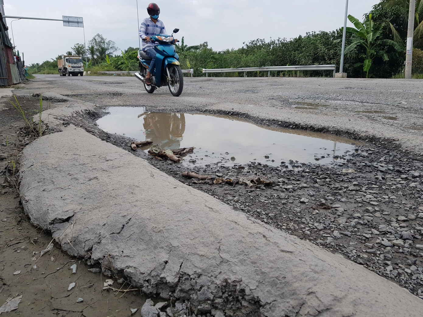 Theo ghi nhận của phóng viên, mặt đường bị hư hỏng nghiêm trọng nhất là tại vị trí nút giao với tỉnh lộ 868 và khu vực hai bên Trạm thu phí trên tuyến tránh Cai Lậy (xã Long Khánh, thị xã Cai Lậy).