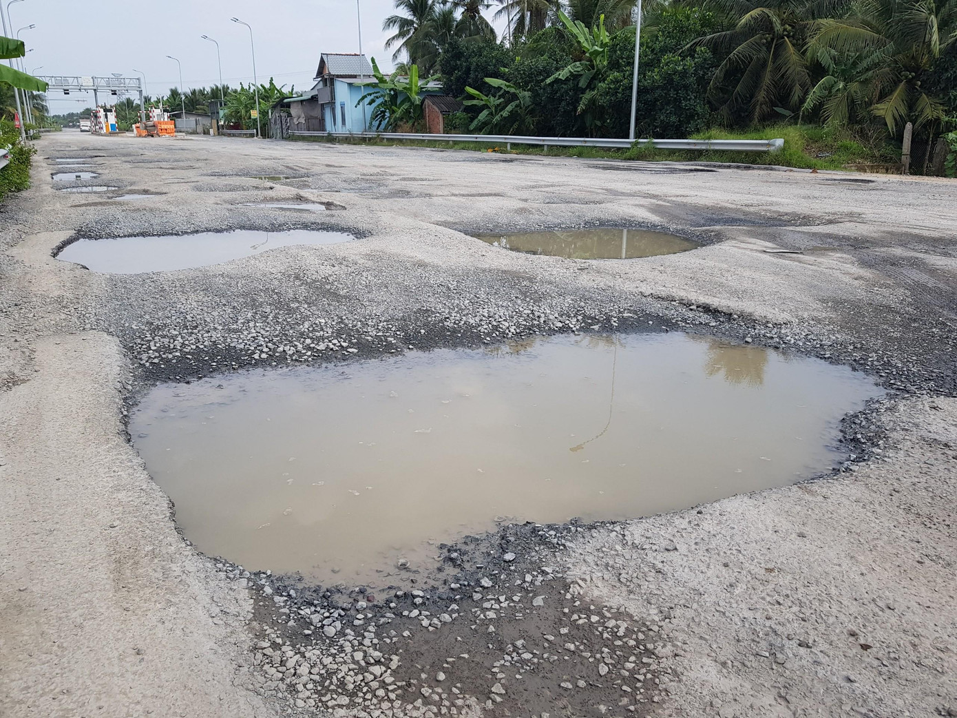 Hiện còn đoạn hư hỏng mặt đường khu vực đang thi công Trạm thu phí trên tuyến tránh chưa được sửa chữa. Chi Cục đường bộ IV.3 đã làm việc và yêu cầu Công ty TNHH Đầu tư Quốc lộ 1 Tiền Giang có trách nhiệm sửa chữa, hoàn thành trước ngày 30/11/2021.