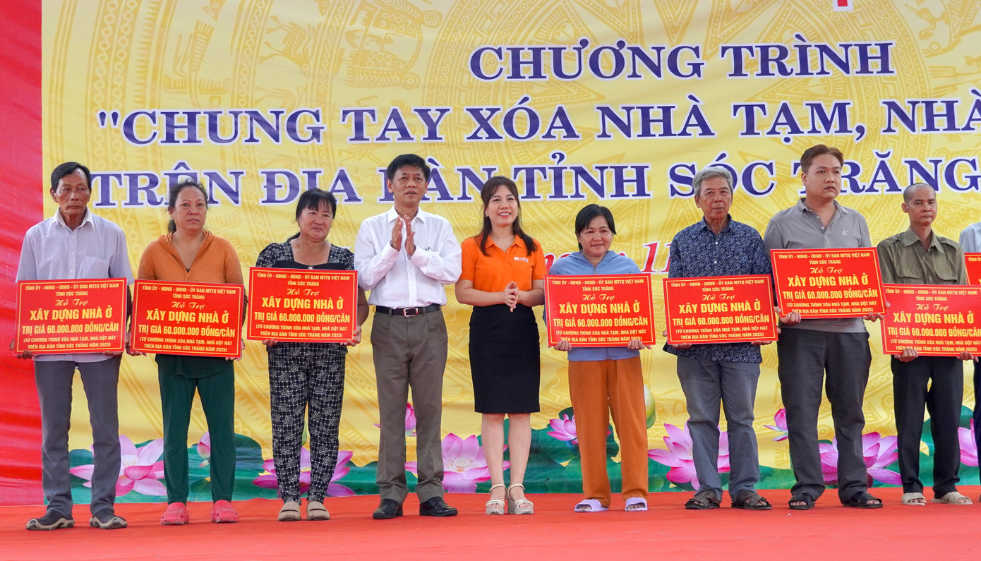 Ông Lâm Văn Mẫn - Bí thư Tỉnh ủy Sóc Trăng trao bảng tượng trưng cho các hộ được nhận hỗ trợ về nhà ở cuối năm 2024. Ông Lâm Văn Mẫn - Bí thư Tỉnh ủy Sóc Trăng trao bảng tượng trưng cho các hộ được nhận hỗ trợ về nhà ở cuối năm 2024.